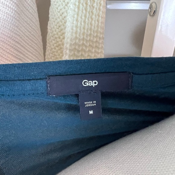 GAP Dark blue 3/4 sleeve Low V neck tee.  Women's medium.  Item #0014 - Picture 7 of 9